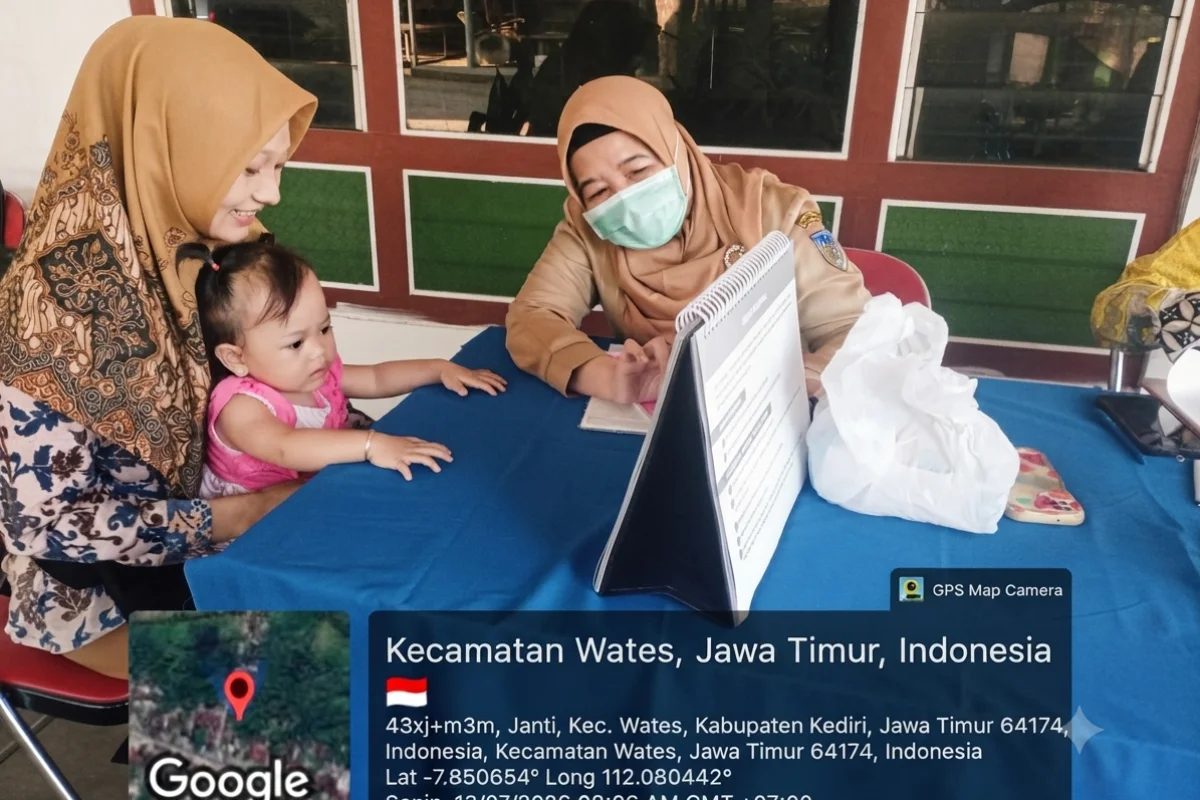Bidan Desa memberikan edukasi kepada Ibu balita
